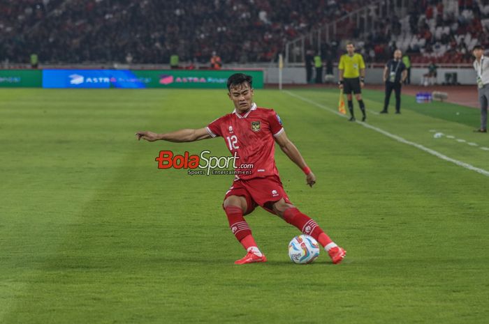 Bek sayap kiri timnas Indonesia, Pratama Arhan, sedang menguasai bola saat bertanding di Stadion Utama Gelora Bung Karno, Senayan, Jakarta, Kamis (12/10/2023).