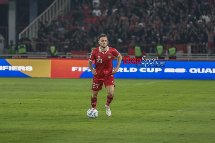 Gelandang timnas Indonesia, Marc Klok, sedang menguasai bola saat bertanding di Stadion Utama Gelora Bung Karno, Senayan, Jakarta, Kamis (12/10/2023).