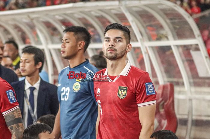 Pemain naturalisasi timnas Indonesia, Sandy Walsh (kanan), saat hadir di Stadion Utama Gelora Bung Karno, Senayan, Jakarta, Kamis (12/10/2023).