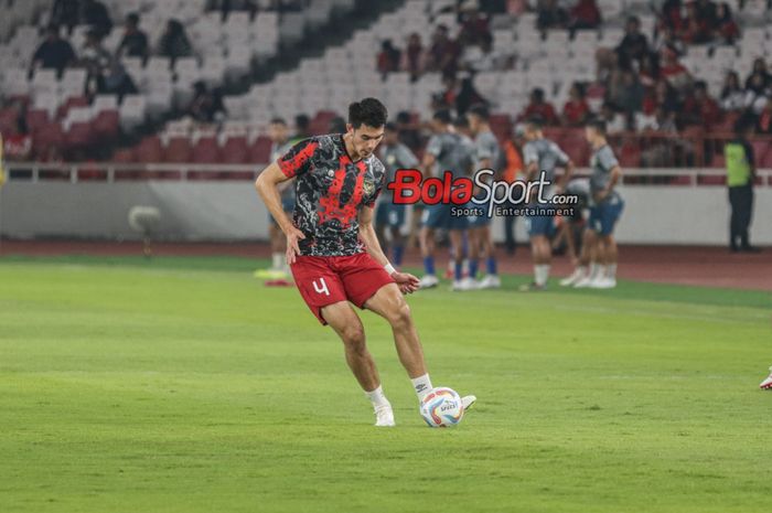 Bek timnas Indonesia, Elkan Baggott, sedang menguasai bola saat berlatih di Stadion Utama Gelora Bung Karno, Senayan, Jakarta, Kamis (12/10/2023).