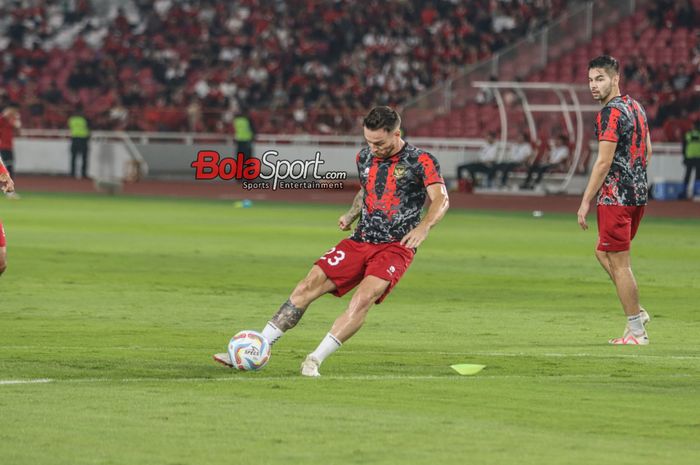 Pemain naturalisasi timnas Indonesia, Marc Klok, sedang menendang bola saat berlatih di Stadion Utama Gelora Bung Karno, Senayan, Jakarta, Kamis (12/10/2023).