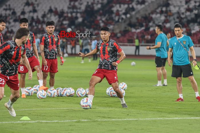 Dendy Sulistyawan (tengah) sedang menguasai bola saat berlatih bersama sejumlah pemain timnas Indonesia di Stadion Utama Gelora Bung Karno, Senayan, Jakarta, Kamis (12/10/2023).