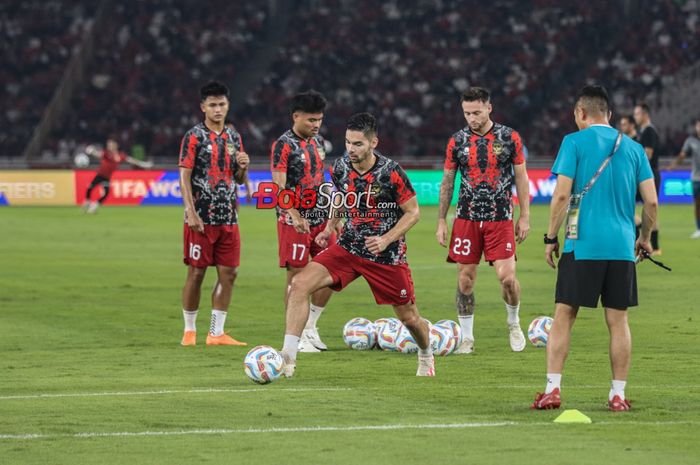 Sandy Walsh (depan) sedang menguasai bola saat berlatih bersama sejumlah pemain timnas Indonesia di Stadion Utama Gelora Bung Karno, Senayan, Jakarta, Kamis (12/10/2023).