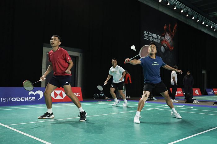 Fajar Alfian, Anthony Sinisuka Ginting dan Rehan Naufal Kusharjanto saat latihan menjajal lapangan di Jyske Bank Arena, Odense, Denmark, Minggu (15/10/2023) waktu setempat