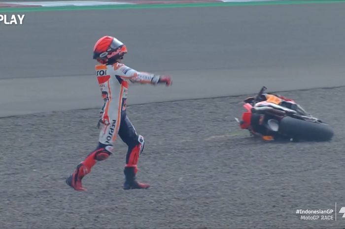 Pembalap Repsol Honda, Marc Marquez, setelah terjatuh pada balapan MotoGP Indonesia di Sirkuit Mandalika, Lombok, Nusa Tenggara Barat, 15 Oktober 2023.