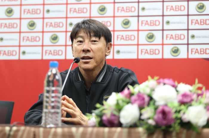 Pelatih Timnas Indonesia, Shin Tae-yong, saat memberikan keterangan kepada media.