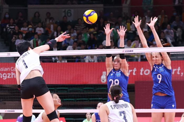 Outside Hitter timnas voli putri Thailand, Wipawee Srithong (no punggung 1) melepaskan spike