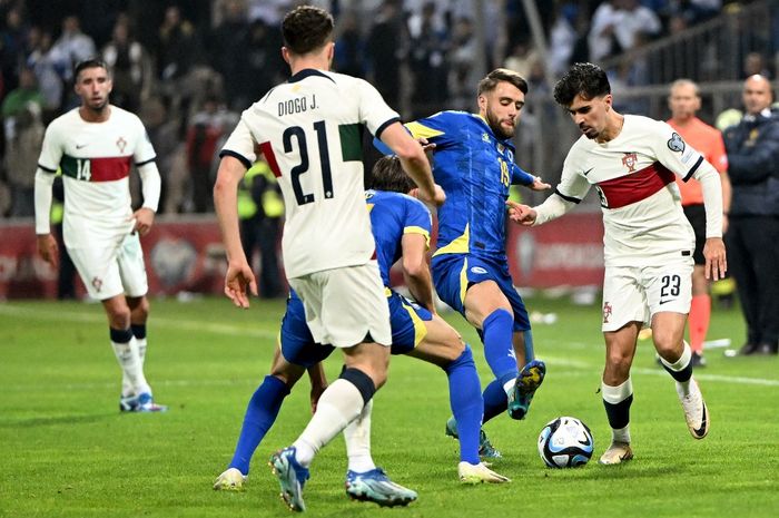 Para pemain tim nasional Portugal beraksi dalam laga melawan timnas Bosni-Herzegovina pada Kualifikasi Euro 2024 di Stadion Bolino Polje, Senin (16/10/2023).