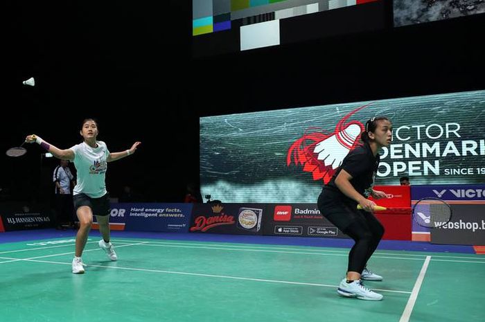 Ganda putri Indonesia, Febriana Dwipuji Kusuma/Amalia Cahaya Pratiwi saat menjajal lapangan Jyske Bank Arena, Odense, Denmark jelang Denmark Open 2023, Senin (16/10/2023)