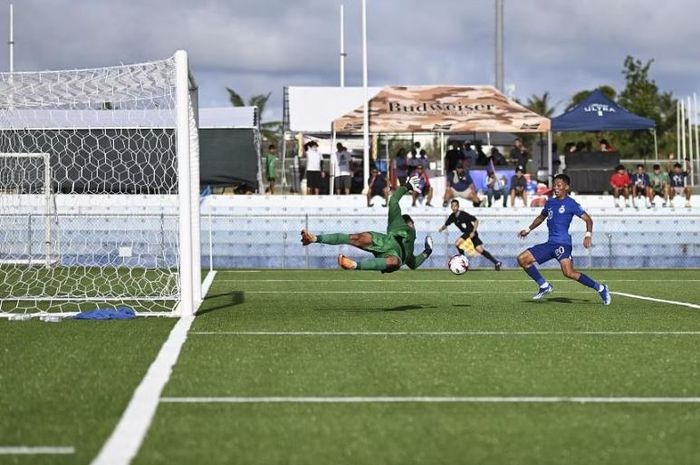 Penyerang Timnas Singapura, Shawal Anuar (kanan), mencetak gol kemenangan timnya di leg kedua putaran pertama Kualifikasi Piala Dunia 2026 melawan Guam.