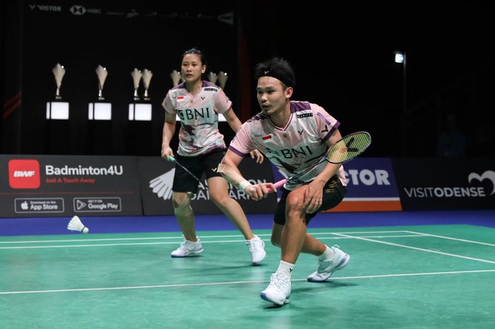 Ganda campuran Indonesia, Rinov Rivaldy/Pitha Haningtyas Mentari, saat tampil pada babak pertama Denmark Open 2023 di Jyske Bank Arena, Odense, Denmark, 18 Oktober 2023.