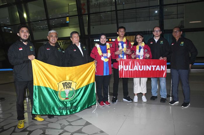 Kiri ke kanan, Eddy, Pono, Kurniahu, Yuan Kartika Putri, Luna Rianty Saffana, Dannie Tjandra dan Soemadi berpose bersama usai menyambut kedatangan juara turnamen Yonex German Ruhr U-17 Internasional 2023 di Bandara Soekarno Hatta Selasa Malam (17/10/2023).