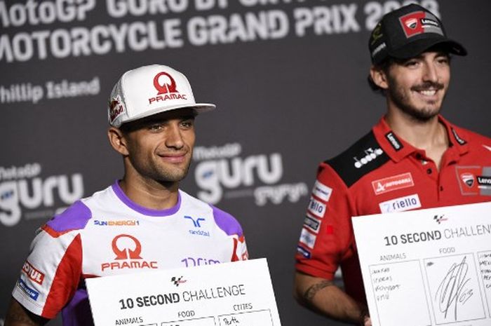 Pembalap Prima Pramac Racing, Jorge Martin (kiri) dan pembalap Ducati, Francesco Bagnaia (kanan) dalam konferensi pers menjelang MotoGP Australia 2023 di Phillip Island, Kamis (19/10/2023).