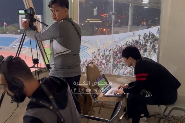 Dua analis timnas Indonesia bawahan Shin Tae-yong, Feri Patriyadi dan Kim Dong-jin, saat memantau langsung laga timnas Irak melawan Yordania (17/10/2023). 