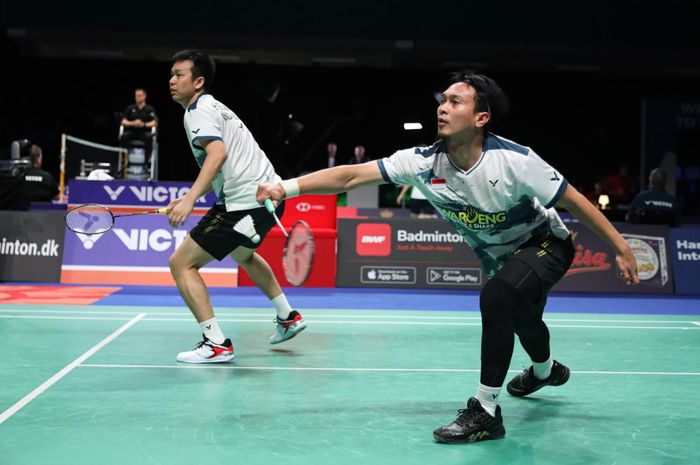 Pebulu tangkis ganda putra Indonesia, Mohammad Ahsan/Hendra Setiawan, pada babak kedua Denmark Open 2023 di Jsyke Bank Arena, Odense, Denmark, Kamis (19/10/2023).