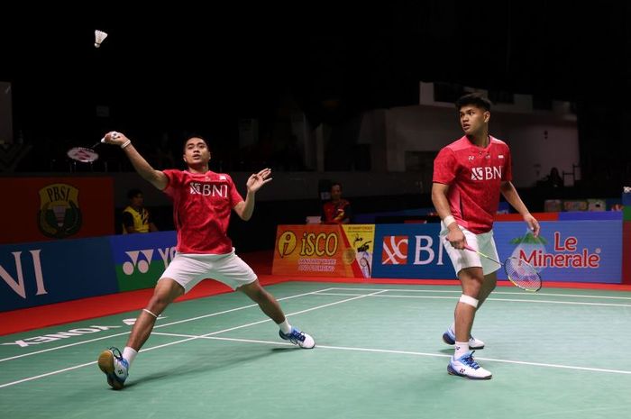 Pasangan ganda putra Indonesia, Muhammad Rayhan Nur Fadillah/Rahmat Hidayat, bertanding pada babak kedua Indonesia International Challenge 2023 di Jatim Expo, Surabaya, Jawa Timur, Kamis (19/10/2023).