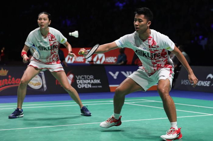 Aksi ganda campuran Indonesia, Dejan Ferdinansyah/Gloria Emanuelle Widjaja pada babak pertama Denmark Open 2023