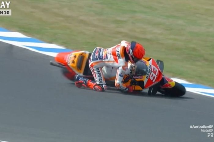 Marc Marquez (Repsol Honda) saat terjatuh di tikungan 10 Sirkuit Philip Island, Australia pada sesi practice MotoGP Australia 2023, Jumat (20/10/2023)