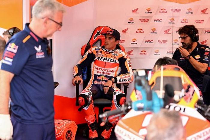 Pembalap Repsol Honda, Marc Marquez, bersama kru pada sesi Practice MotoGP Australia 2023 di Sirkuit Phillip Island, Jumat (20/10/2023).