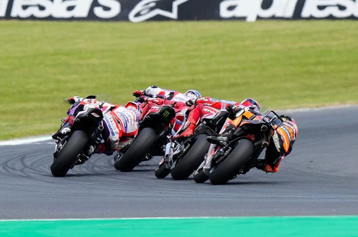 Momen dramatis saat Jorge Martin (paling kiri) disalip empat pembalap sekaligus, Johann Zarco, Francesco Bagnaia, Fabio Di Giannantonio dan Brad Binder, pada lap terakhir balapan MotoGP Australia 2023 di Sirkuit Phillip Island, Sabtu (21/10/2023). Martin gagal memelihara keausan ban belakang lunakny