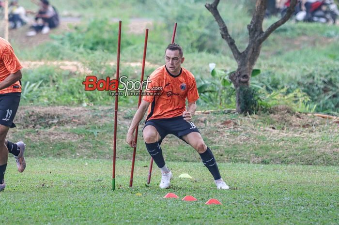 Pemain asing Persija Jakarta, Maciej Gajos, sedang berlatih di Lapangan Nirwana Park, Sawangan, Jawa Barat, Sabtu (21/10/2023).