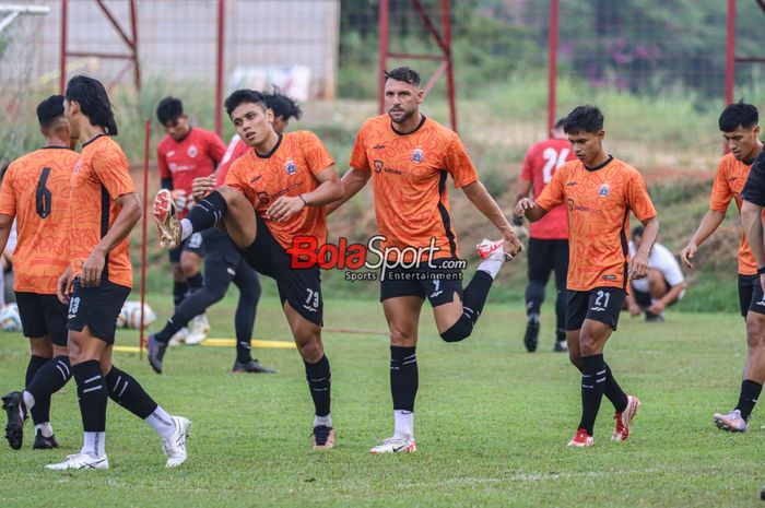 Sandi Samosir (kiri) dan Marko Simic (kanan) sedang berlatih di Lapangan Nirwana Park, Sawangan, Jawa Barat, Sabtu (21/10/2023).