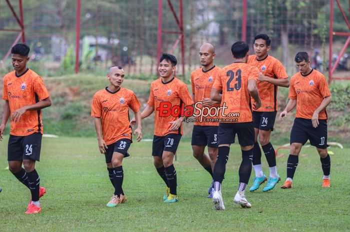 (Dari kiri ke kanan) Sejumlah pemain Persija yakni Riko Simanjuntak, Witan Sulaeman, Dandi Maulana, dan Rizky Ridho sedang berlatih di Lapangan Nirwana Park, Sawangan, Jawa Barat, Sabtu (21/10/2023).