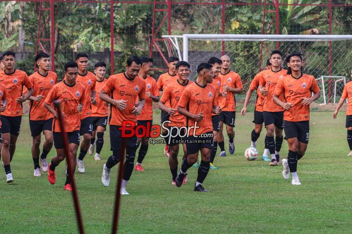 Sejumlah pemain Persija Jakarta sedang berlatih di Lapangan Nirwana Park, Sawangan, Jawa Barat, Sabtu (21/10/2023).