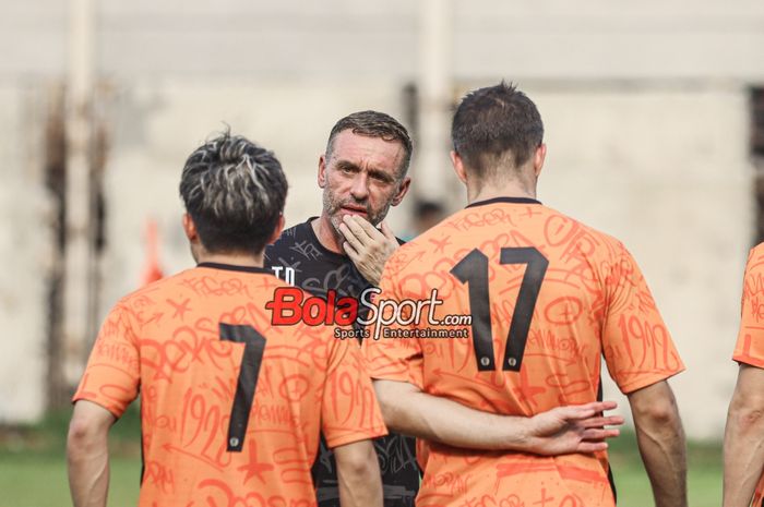 Pelatih Thomas Doll memimpin latihan Persija Jakarta di Nirwana Park, Sawangan, Depok, Sabtu (21/10/2023)