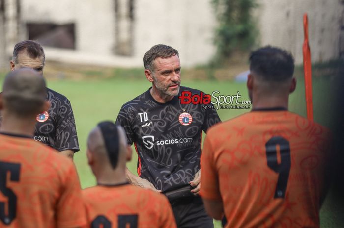 Pelatih Persija Jakarta, Thomas Doll (tengah), sedang memberikan intruksi kepada para pemainnya saat berlatih di Lapangan Nirwana Park, Sawangan, Jawa Barat, Sabtu (21/10/2023).