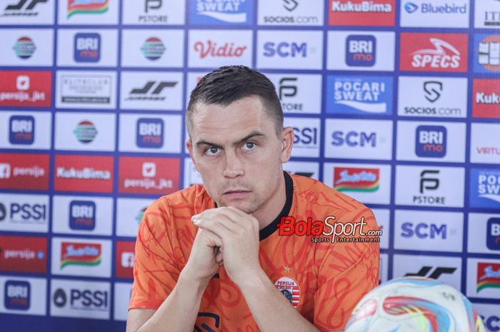 Pemain asing Persija Jakarta, Maciej Gajos, saat hadir dalam sesi jumpa pers di Nirwana Park, Sawangan, Jawa Barat, Sabtu (21/10/2023).