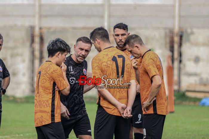 Pelatih Persija Jakarta, Thomas Doll (tengah), sedang memberikan intruksi kepada para pemain asingnya yakni Ryo Matsumura, Ondrej Kudela, Maciej Gajos, dan Marko Simic saat berlatih di Lapangan Nirwana Park, Sawangan, Jawa Barat, Sabtu (21/10/2023).