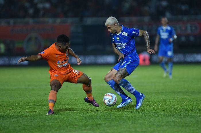 Suasana pertandingan Borneo FC melawan Persib Bandung dalam laga pekan ke-16 Liga 1 2023/2024 yang berlangsung di Stadion Segiri, Samarinda, Sabtu (21/10/2023).