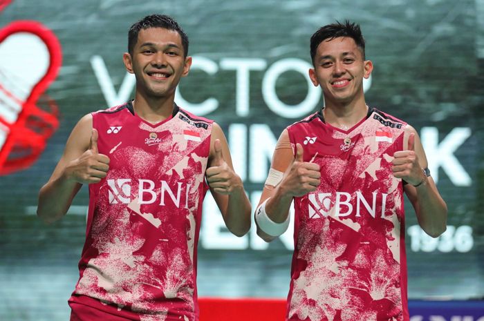 Pasangan ganda putra Indonesia, Fajar Alfian/Muhammad Rian Ardianto, berpose setelah memastikan diri ke semifinal Denmark Open 2023 seusai bertanding di Jsyke Bank Arena, Odense, Denmark, Jumat (20/10/2023) malam.