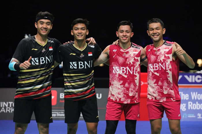 Pasangan ganda putra Indonesia, Muhammad Shohibul Fikri/Bagas Maulana (jersey hitam) dan Fajar Alfian/Muhammad Rian Ardianto seusai semifinal Denmark Open 2023 di di Jsyke Bank Arena, Odense, Denmark, Sabtu (21/10/2023).