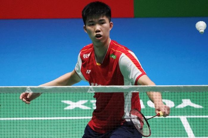 Pebulu tangkis tunggal putra China, Weng Hong Yang, pada babak kedua Japan Open 2023, 27 Juli