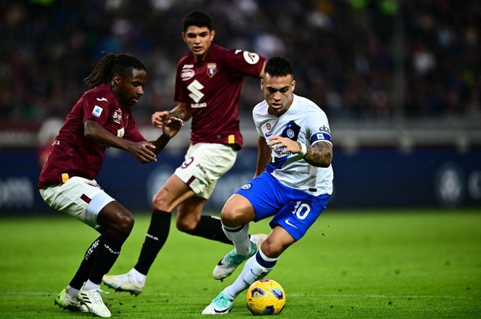 Aksi Lautaro Martinez (kanan) dalam duel Torino vs Inter Milan pada lanjutan Liga Italia di Stadion Olimpico di Torino (21/10/2023).