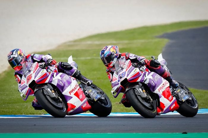 Dua pembalap Prima Pramac, Johann Zarco (kiri) dan Jorge Martin saat saling bersaing di MotoGP Australia 2023 di Sirkuit Phillip Island, Sabtu (21/10/2023)