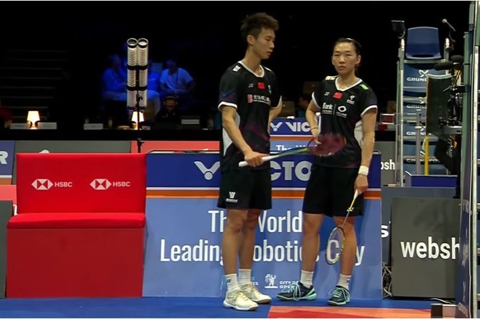 Pasangan ganda campuran China, Jiang Zhen Bang/Wei Ya Xin saling diam-diaman di babak 16 besar Denmark Open 2023 sebelum akhirnya mereka kandas, Kamis (19/10/2023)