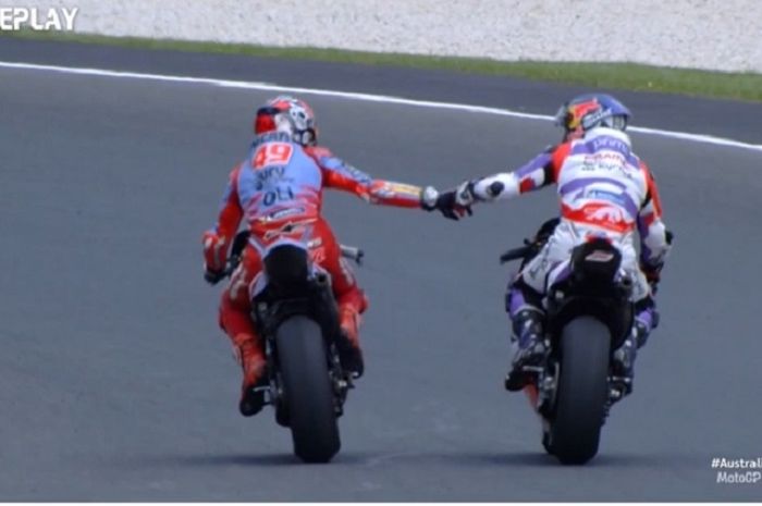 Pembalap Prima Pramac, Johann Zarco, saat diberi selamat oleh Fabio Di Giannantonioo (Gresini) usai menjuarai balapan utama MotoGP Australia 2023 di Sirkuit Phillip Island, Australia, Sabtu (21/10/2023)