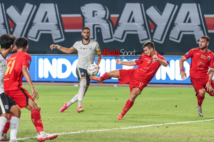 Ondrej Kudela (kanan) sedang menguasai bola dan dibayangi Angelo Rafael Teixeira Alpoim Meneses (kiri) dalam laga pekan ke-16 Liga 1 2023 antara Persija Jakarta versus RANS Nusantara FC di Stadion Patriot Candrabhaga, Bekasi, Jawa Barat, Minggu (22/10/2023).