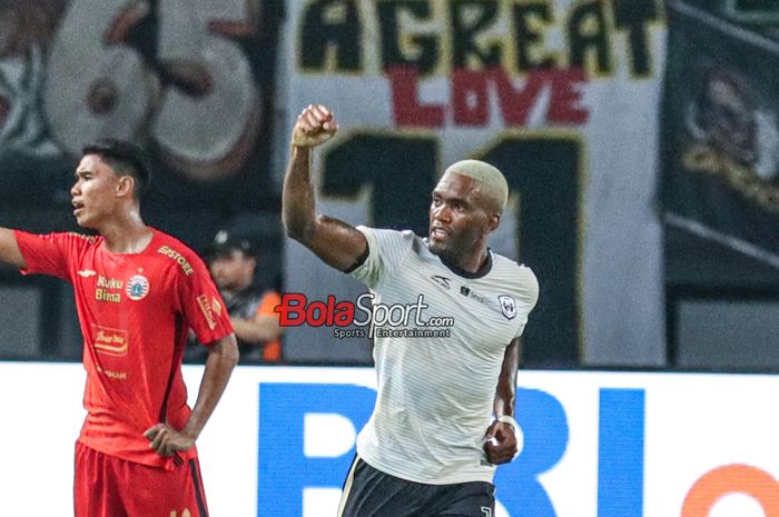 Evandro Elmer De Carvalho Brandao (kanan) sedang melakukan selebrasi seusai mencetak gol dalam laga pekan ke-16 Liga 1 2023 antara Persija Jakarta versus RANS Nusantara FC di Stadion Patriot Candrabhaga, Bekasi, Jawa Barat, Minggu (22/10/2023).