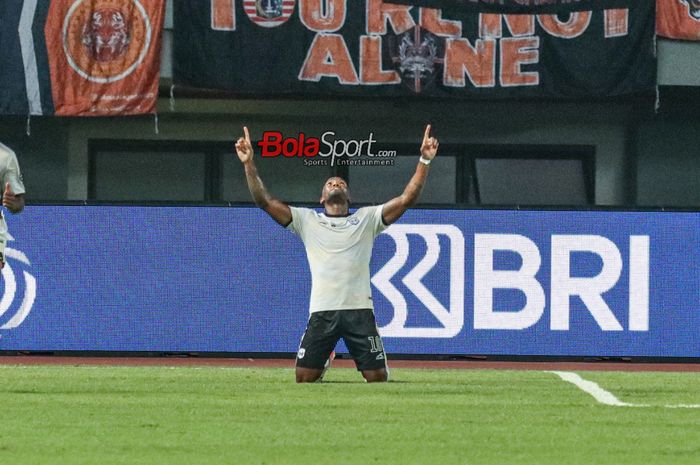 Evandro Elmer De Carvalho Brandao sedang melakukan selebrasi seusai mencetak gol dalam laga pekan ke-16 Liga 1 2023 antara Persija Jakarta versus RANS Nusantara FC di Stadion Patriot Candrabhaga, Bekasi, Jawa Barat, Minggu (22/10/2023).