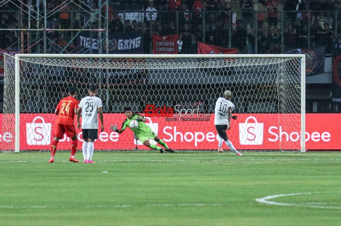 Cahya Supriadi mencoba menepis tendangan penalti Evandro Elmer De Carvalho Brandao dalam laga pekan ke-16 Liga 1 2023 antara Persija Jakarta versus RANS Nusantara FC di Stadion Patriot Candrabhaga, Bekasi, Jawa Barat, Minggu (22/10/2023).