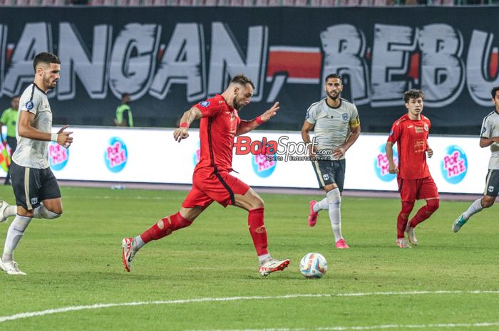 Marko Simic sedang menguasai bola di Stadion Patriot Candrabhaga, Bekasi, Jawa Barat, Minggu (22/10/2023).