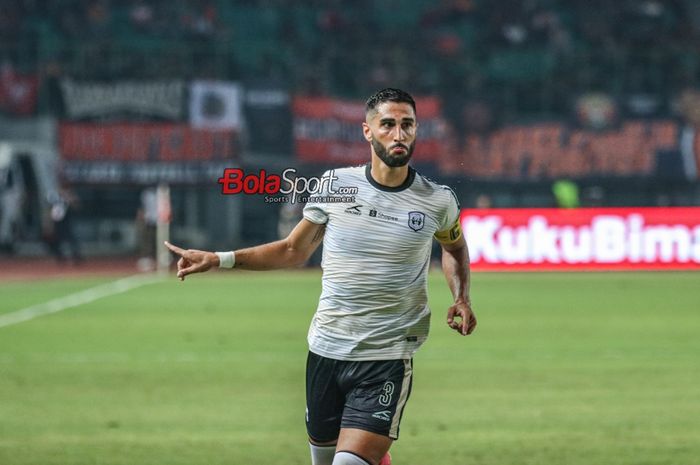 Angelo Rafael Teixeira Alpoim Meneses sedang melakukan selebrasi seusai mencetak gol dalam laga pekan ke-16 Liga 1 2023 antara Persija Jakarta versus RANS Nusantara FC di Stadion Patriot Candrabhaga, Bekasi, Jawa Barat, Minggu (22/10/2023).