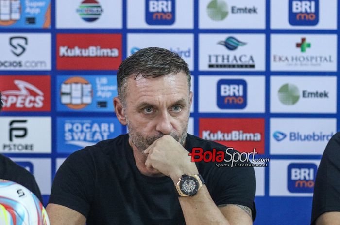 Pelatih Persija Jakarta, Thomas Doll, sempat menutupi mulutnya saat hadir dalam sesi jumpa pers di Stadion Patriot Candrabhaga, Bekasi, Jawa Barat, Minggu (22/10/2023).