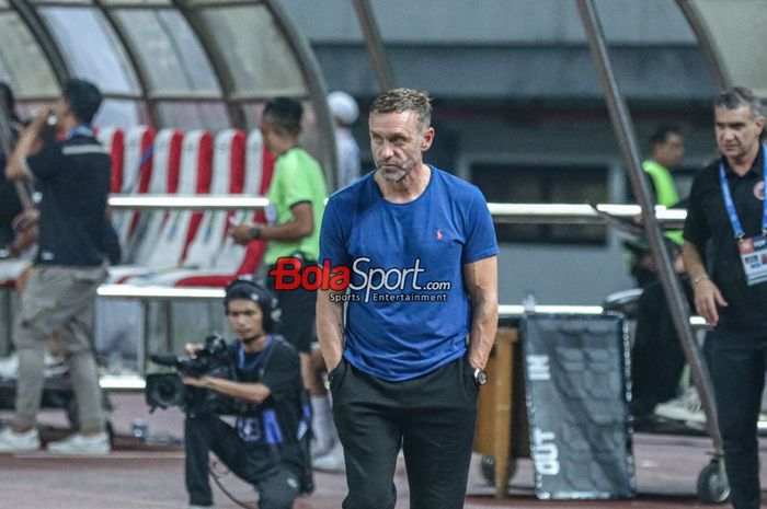 Pelatih Persija Jakarta, Thomas Doll, sedang memantau timnya bertanding di Stadion Patriot Candrabhaga, Bekasi, Jawa Barat, Minggu (22/10/2023).