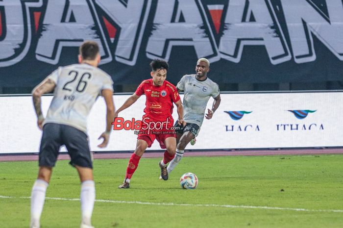 Witan Sulaeman (tengah) sedang menguasai bola dalam laga pekan ke-16 Liga 1 2023 antara Persija Jakarta versus RANS Nusantara FC di Stadion Patriot Candrabhaga, Bekasi, Jawa Barat, Minggu (22/10/2023).