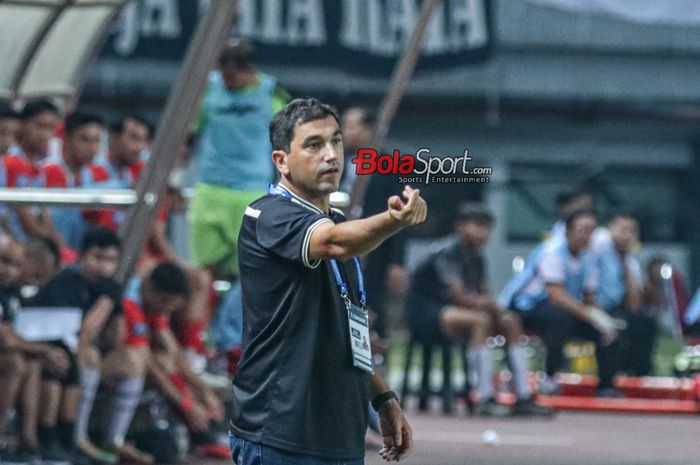 Pelatih RANS Nusantara FC, Eduardo Almeida, sedang memberikan intruksi kepada para pemainnya saat berlaga di Stadion Patriot Candrabhaga, Bekasi, Jawa Barat, Minggu (22/10/2023).